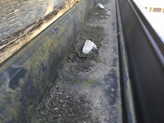 雨樋に剥離した漆喰が落下